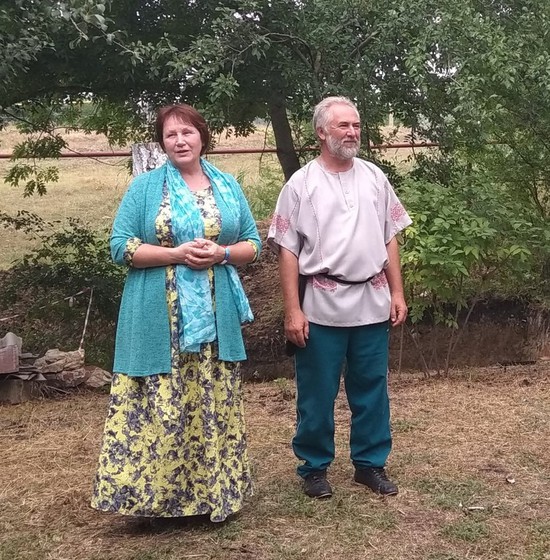 Юрий Бартенев и Татьяна Смирнова приветствуют гостей  в усадьбе Владимирской иконы Божьей Матери.