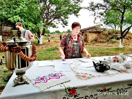 Надежда Ивановна Толстикова готовит травяные чаи по собственным рецептам.