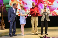Поздравления членов жюри принимает директор Ставропольского Дворца детского творчества Лариса Козлова. 