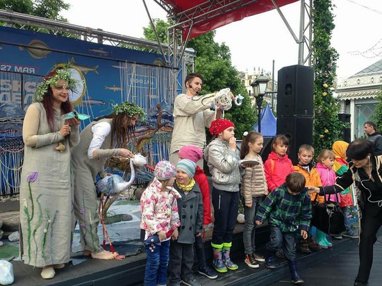 Семейный театр кукол «Добрый жук» после выступления на московской площадке - фотография со зрителями.