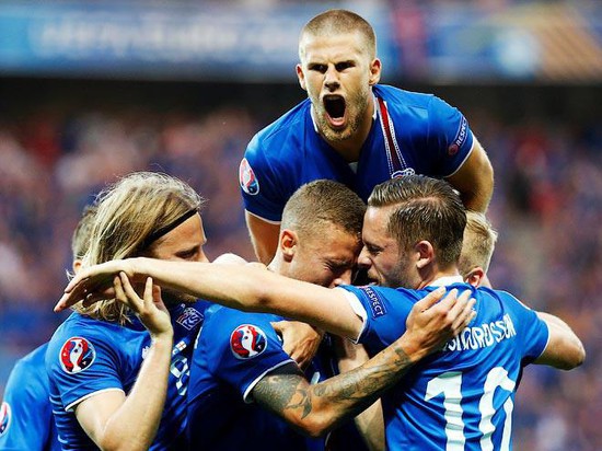 Так празднуют забитый гол «хладнокровные» исландцы.