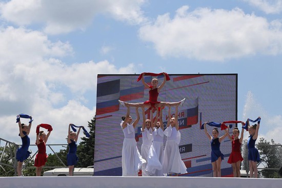Танец в цветах российского флага.