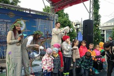 Семейный театр кукол «Добрый жук» после выступления на московской площадке - фотография со зрителями.