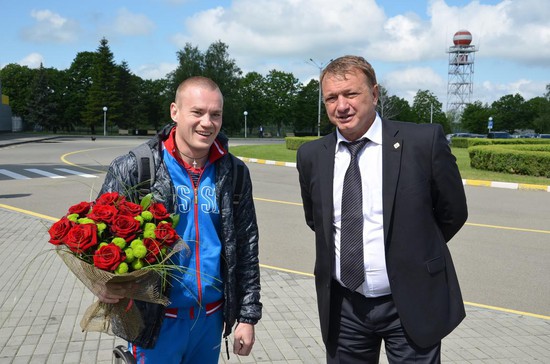 Чемпиона приветствует на родной земле Роман Марков. 