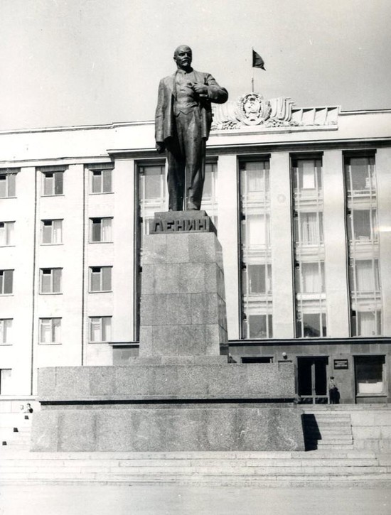 Памятник В.И. Ленину в г. Ставрополе (1960-е годы).