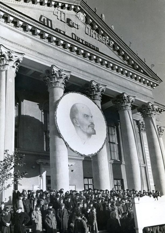 Митинг, посвящённый закладке камня на площади у Дома Советов на месте установления памятника В.И. Ленину, 1957 год