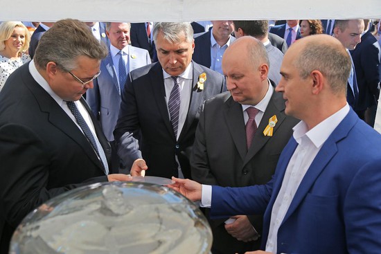 Губернатор Владимир Владимиров с почетными гостями праздника посетил площадки выставки достижений ведущих предприятий края.