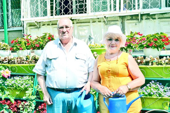Хозяйка цветника Раиса Тимченко с супругом Тамазом.