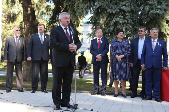 Глава Ставрополя Андрей Джатдоев приветствовал горожан и гостей краевого на аллее Почетных граждан.