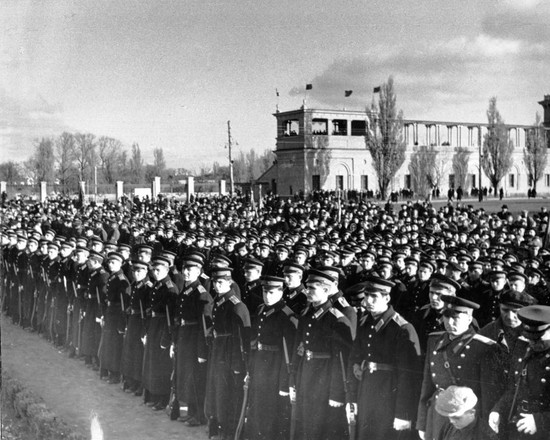 Митинг, посвящённый закладке камня на площади у Дома Советов на месте установления памятника В.И. Ленину, 1957 год.