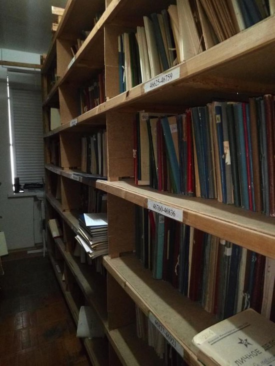  Ряды стеллажей с архивными делами занимают 1800 кв. метров.