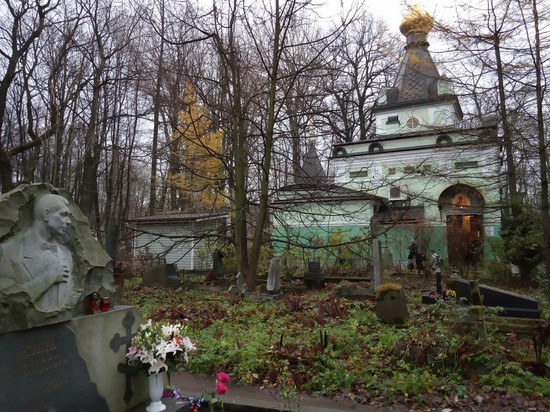 Недалеко от часовни Ксении Петербургской на Смоленском кладбище похоронен Эдуард Хиль.
