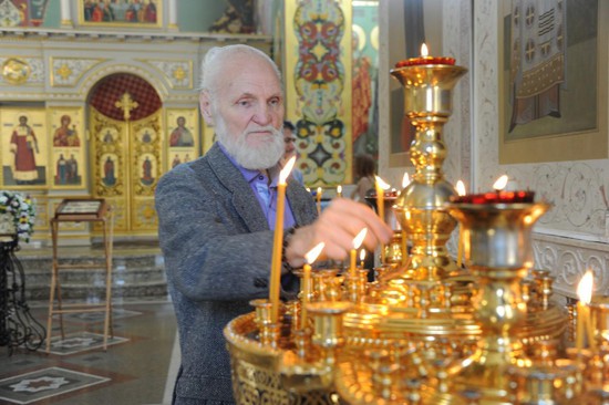 Председатель жюри литературного форума «Золотой Витязь» писатель Владимир Крупин в пятигорском храме.
