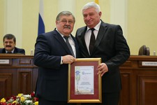 Почетную грамоту из рук руководителя регионального отделения АЮР Николая Кашурина получил глава Ставрополя Андрей Джатдоев.