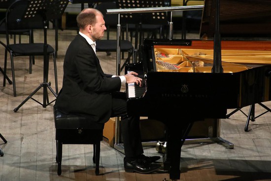 Пианист Андрей Коробейников во время выступления на сцене Ставропольской филармонии в 2017 году (снимок из архива «Вечернего Ставрополя»).