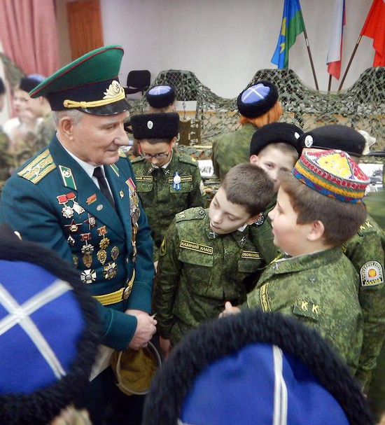 Владимир Жерняков со своими подопечными-кадетами. 