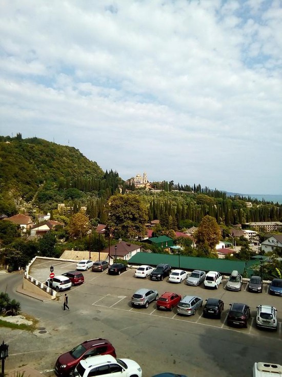  Вид на гору Иверскую и Новоафонский монастырь.