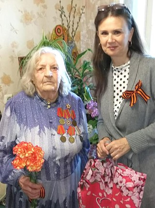Марина Ильченко поздравляет  с праздником Елизавету Киселеву.