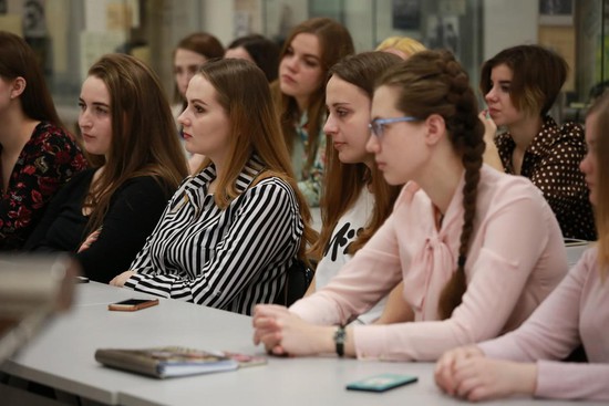 Студенты-журналисты слушают лекцию. Фото кафедры  журналистики СКФУ.