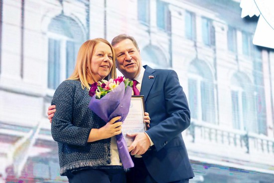 Михаил Кузьмин вручил депутату Ставропольской городской Думы Светлане Мосиной Благодарственное письмо.