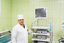 Заведующий ЛОР-отделением Евгений Косторнов показывает новую эндоскопическую ЛОР-аппаратуру.