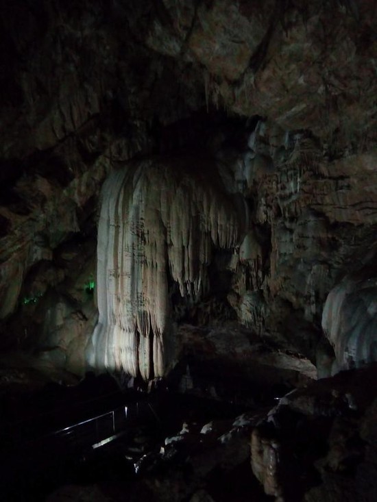 Каменный водопад высотой  около 20 метров.