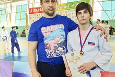 Алихан Алиев со своим тренером.