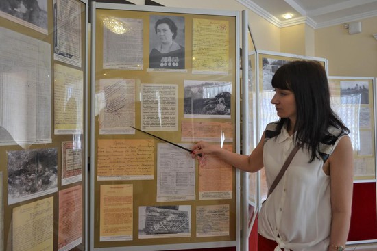 Главный археограф Государственного архива Ставропольского края показывает студентам выставку «Цена Победы».