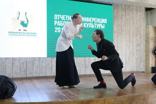 Актеры Полина Полковникова и Евгений Задорожный в сцене из спектакля «Виват, театр!». 