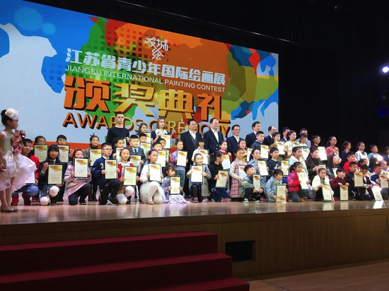Фото на память с победителями  Международного молодежного конкурса рисунков  на торжественной церемонии награждения в Нанкине (Китай).