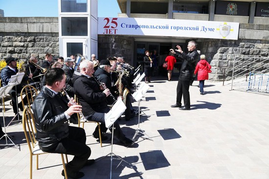 Атмосферу праздника с порога ДДТ создавал духовой оркестр.