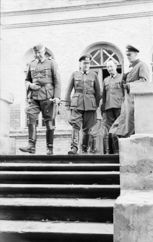Генералы после обсуждения 21 июня 1943 года, слева впереди –  генерал-фельдмаршал Эрих фон Манштейн. Фото: Bundesarchiv, Bild 101I-022-2927-30 / Mittelstaedt, Heinz / CC-BY-SA 3.0.