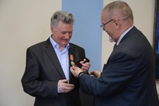  Георгий Колягин вручил Константину Ходункову медаль  «За заслуги перед городским сообществом».