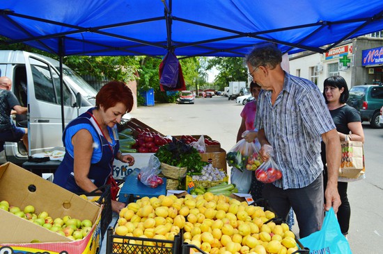  Торговая площадка на ул. Орджоникидзе, 1а:   свежайшие овощи и фрукты, выращенные в Грачевском районе.