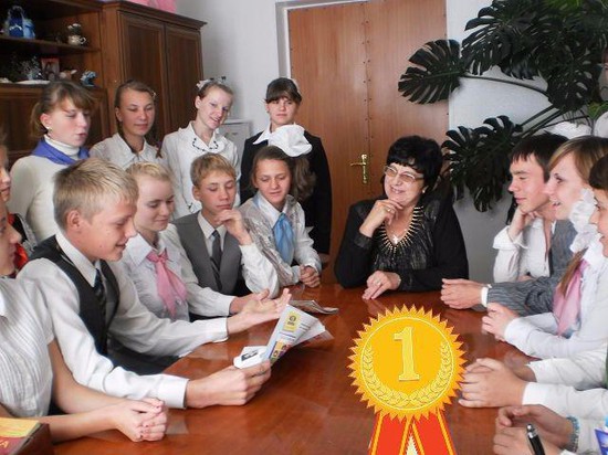 Директор Ирминского интерната Надежда Терехина с воспитанниками.