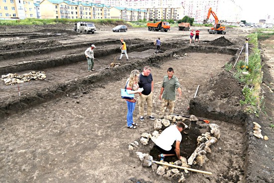 Задача - убрать из зоны строительства археологические объекты.