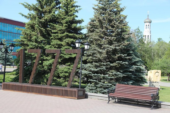 Шестиметровая скамейка приглашает отдохнуть гостей и жителей Ставрополя.