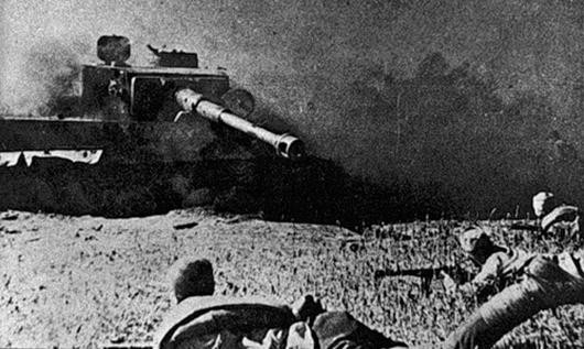 Советская пехота рядом с подбитым Pz.Kpfw.VI «Тигр». Фото: foto-history.livejournal.com