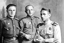 Георгий Зайцев (крайний справа) с боевыми друзьями. 