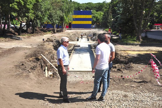 Перед будущим фонтаном. Геннадий Тищенко обсуждает  с подрядчиком детали благоустройства нового сквера.
