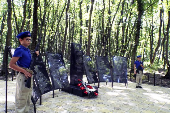 Открытие Вахты памяти проходило на окраине Русского леса, где в период оккупации Ставрополя проводились массовые расстрелы.