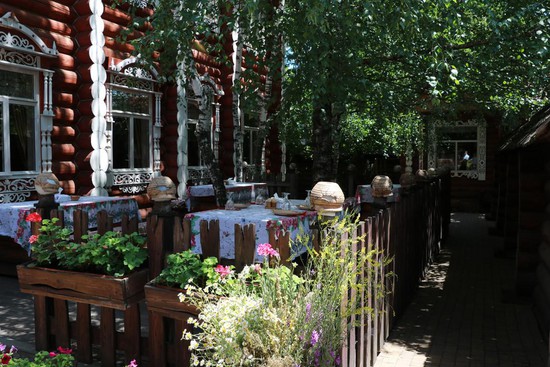 Летняя площадка кафе «Изба»: в таком месте приятно и перекусить, и отдохнуть на свежем воздухе.