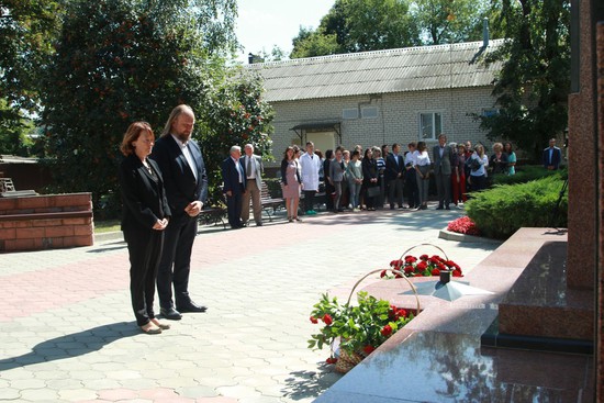 Гости из Германии возложили цветы к памятнику погибшим  сотрудникам и студентам Ворошиловского медицинского института.