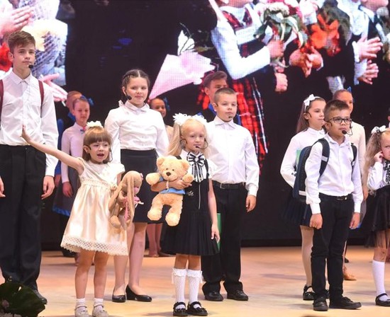 Детвора Ставрополя приветствует любимых учителей в канун 1 сентября.