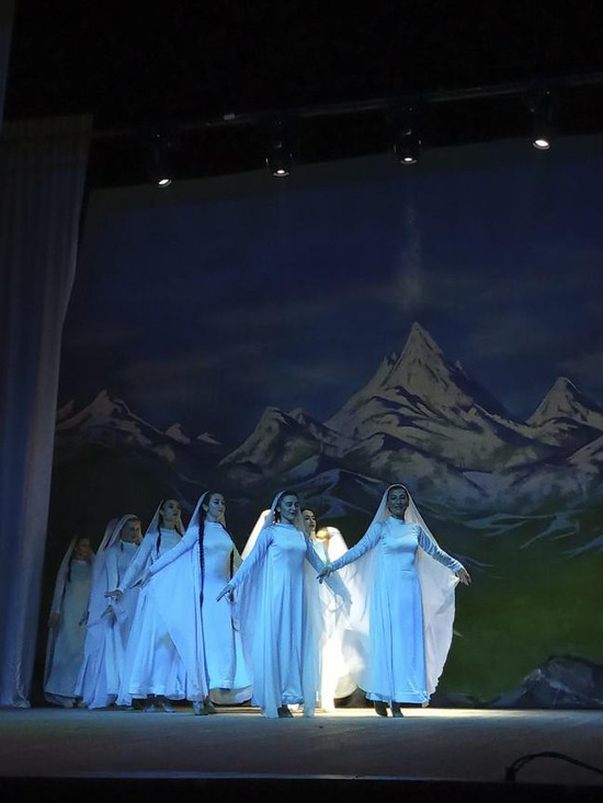 Сцены из спектакля Государственного музыкального театра Кабардино-Балкарской Республики «Гимн восходящему солнцу».