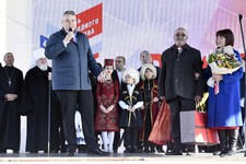 Губернатор Владимир Владимиров поздравляет семью Томеян с золотой свадьбой.