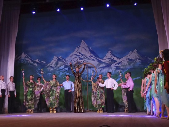 Сцены из спектакля Государственного музыкального театра Кабардино-Балкарской Республики «Гимн восходящему солнцу».