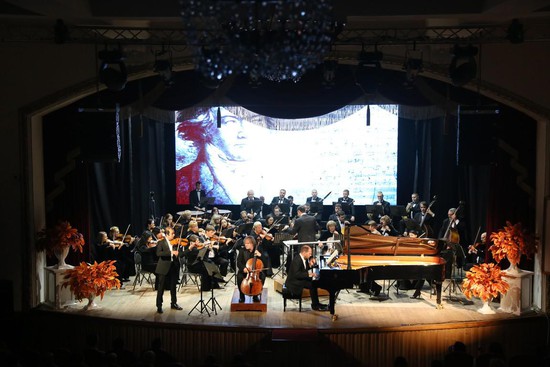 Гайк Казазян, Александр Князев и Андрей Коробейников выступают с симфоническим оркестром Ставропольской филармонии под управлением Юрия Михайленко.