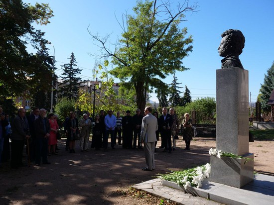 Церемония у памятника А. Пушкину. 