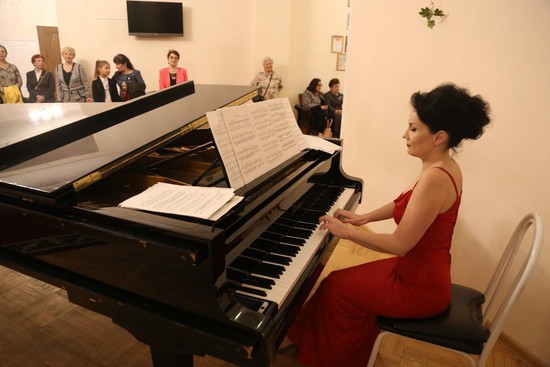 Музыка царила даже в фойе филармонии (пианистка Ольга Козырева).